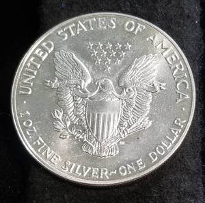 1988 AMERICAN SILVER EAGLE 1 TROY OZ. .999 FINE SILVER DOLLAR
