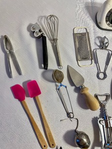 lot 80 image: Smaller Kitchen Utensils