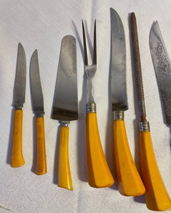 lot 78 image: Bakelite Knives and Serving Utensils