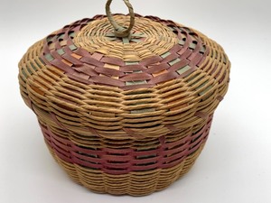 lot 4 image: Winnebago Handcrafted Covered Basket