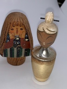 lot 25 image: Five Vintage Bottle Stoppers