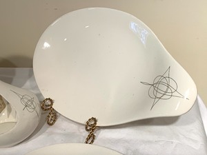 lot 152 image: 8 Piece Mid Century Dinnerware
