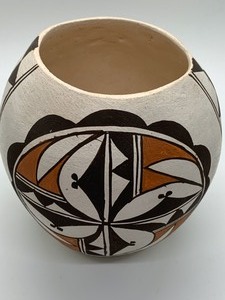 lot 43 image: Native American Pottery Vase