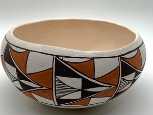 lot 44 image: Native AmericanSouthwest Pottery Bowl