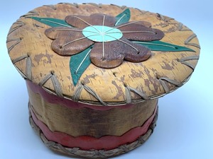 lot 109 image: Native American Birch Basket w Lid