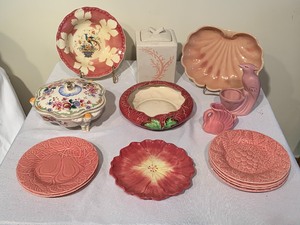 lot 140 image: 14 Pieces of Pink Ceramic Dishes