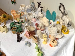 lot 141 image: 25 Animal Figurines - Most are Ceramic