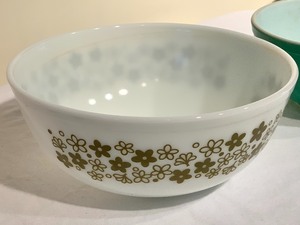 lot 154 image: Two Vintage Pyrex Bowls