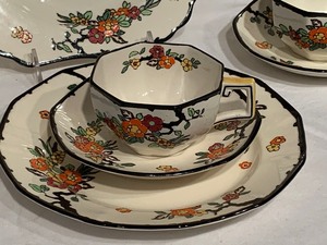 lot 162 image: Royal Doulton Vintage Dishes