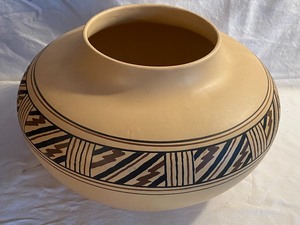 lot 271 image: Large Southwestern Design Vessel