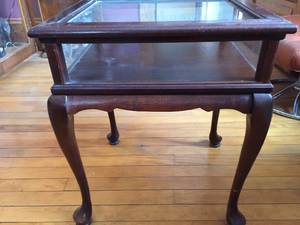 lot 324 image: Wooden Display Table With Opening Top