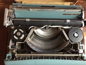 lot 326 image: Vintage Underwood Olivetti Lettera 22 Typewriter