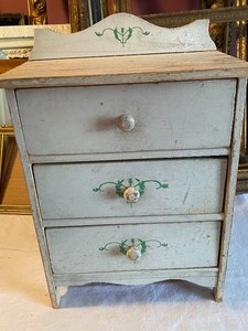 lot 230 image: 1890s Childs Doll Dresser