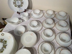 lot 293 image: Vintage Anchor Hocking Dishes