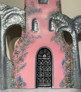 lot 277 image: Metal Tropical Church Decor