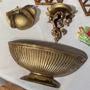 lot 281 image: Various Shelves and Wall Decor