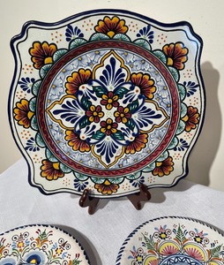 lot 300 image: Festive Plates and Decor