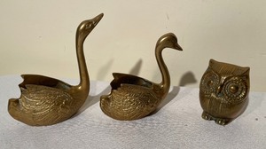 lot 215 image: Fun Vintage Decor Items