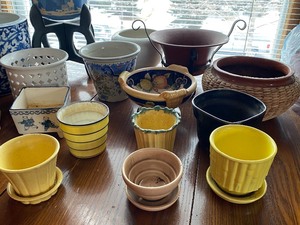 lot 252 image: Variety of Planters including McCoy