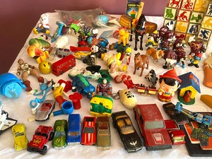 lot 232 image: Small Vintage ToysFigurines including California Raisins and Smurfs