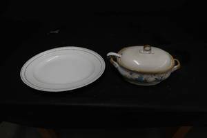 lot 18 image: SERVING PLATE SERVING CROCK