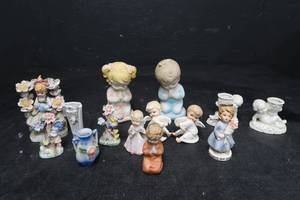 lot 21 image: FIGURINES