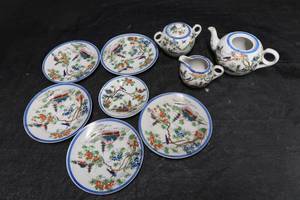 lot 22 image: VINTAGE TEA POT COLLECTION