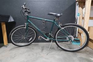 lot 33 image: HUFFY BIKE