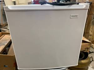 Sanyo Dorm Size Refrigerator (Tested Working)�