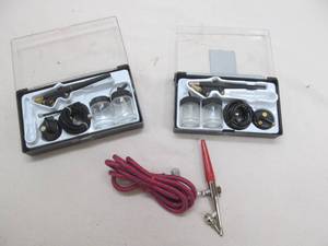 lot 40 image: air brushes