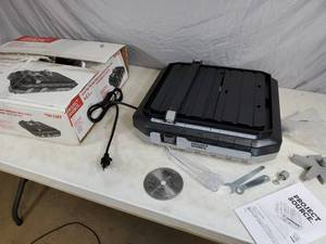 lot 11 image: New 4.5 inch Wet Tile Saw