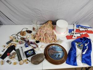 lot 91 image: Jim Hansel Plate, Assorted Collectibles