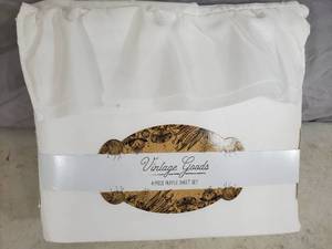 lot 209 image: New Ruffled 4 Piece Queen Sheet Set