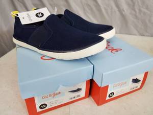 lot 213 image: 2 New Pair of Boys Shoes