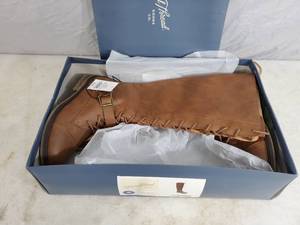 lot 215 image: New Womens Size 8 Boots