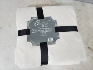 lot 222 image: New Twin Sized Soft Velvet Blanket