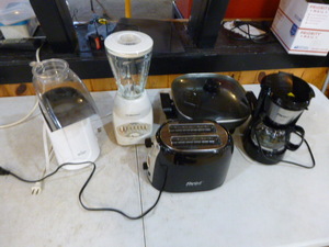lot 43 image: Small Household Appliances