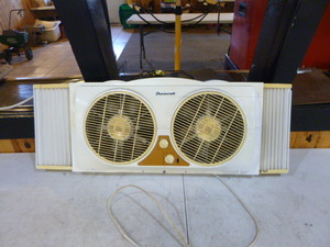 lot 93 image: Duracraft Window Fan