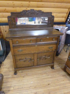 lot 6 image: Vintage Dresser