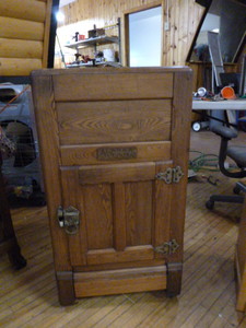 lot 7 image: Vintage Alaska Star Icebox