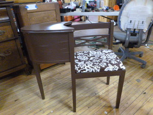 lot 9 image: Chair with Attached Desk
