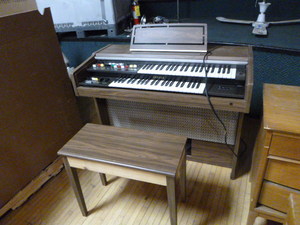 lot 13 image: Yamaha Organ