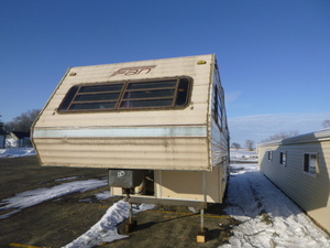 lot 2 image: 1984 Fan 5th Wheel Camper