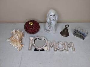 lot 283 image: Sea Shell & Knick Knacks