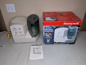 lot 296 image: Honeywell Cool Moisture Humidifier w Box