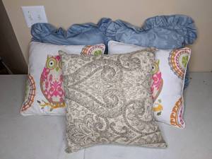 lot 299 image: Five Patternred Throw Pillows