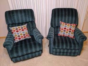 lot 301 image: Pair of Recliners w Matching Ottoman & Throw Pillows