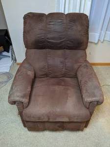 lot 302 image: Comfy Brown Recliner