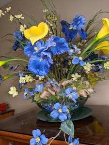 lot 173 image: Vibrant Faux Flower Bouquet