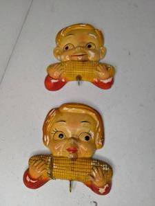 lot 182 image: Ceramic Corn Cob Kids Wall Ornaments